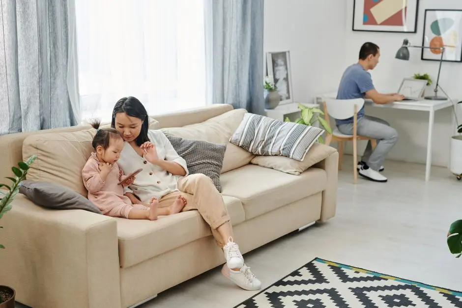 Ibu bekerja dan anak bermain